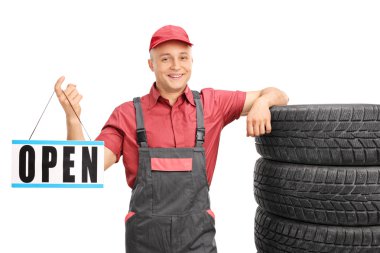 Açık bir işaret tutan genç makinist 