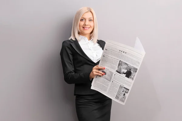 Businesswoman holding a newspaper — Stock Photo, Image