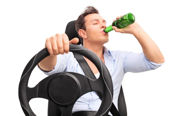 Irresponsible man driving and drinking a beer — Stock Photo, Image