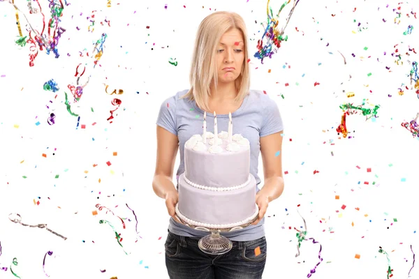 Mulher triste segurando um bolo de aniversário — Fotografia de Stock
