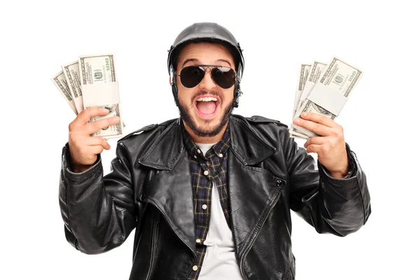 Jovem motociclista feliz segurando dinheiro — Fotografia de Stock