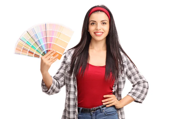 Mujer joven sosteniendo una muestra de color —  Fotos de Stock