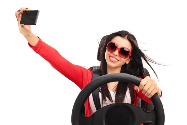女人开车时采取自拍照 — 图库照片