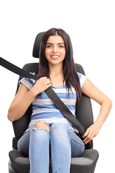 Nő a összekapcsolni egy biztonsági öv autó ülés — Stock Fotó