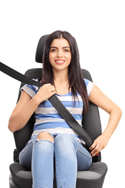 Mujer en asiento de coche abrochado con un cinturón de seguridad — Foto de Stock