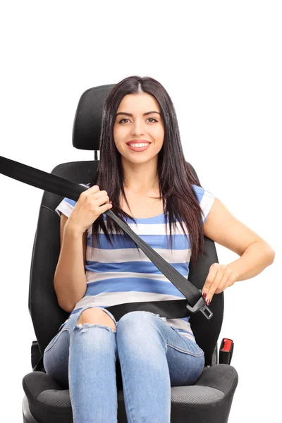 Jeune femme assise sur un siège auto — Photo