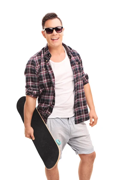 Junger selbstbewusster Mann mit Skateboard — Stockfoto