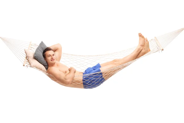 Ξέγνοιαστες shirtless άντρας ξαπλωμένος σε μια αιώρα — Φωτογραφία Αρχείου