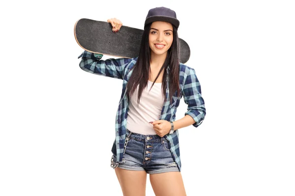 Ragazza hipster in possesso di uno skateboard — Foto Stock