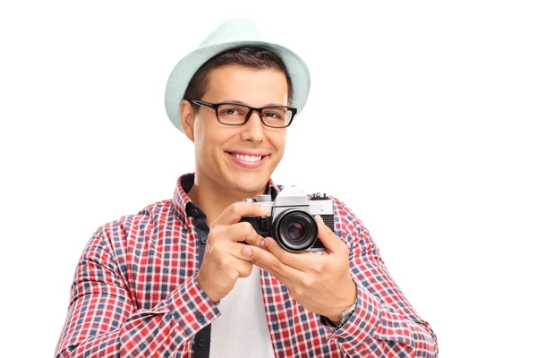 Fotógrafo masculino sosteniendo una cámara —  Fotos de Stock