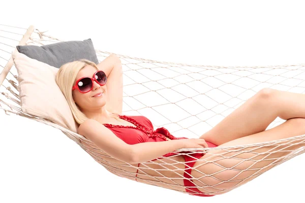 ハンモックに横たわっているビキニの女性 — ストック写真