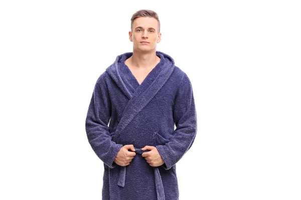 Jonge man poseren in een blauwe badjas — Stockfoto