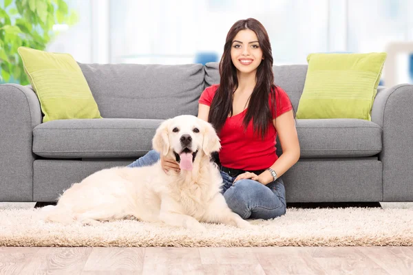 Chica joven sentada con su perro —  Fotos de Stock
