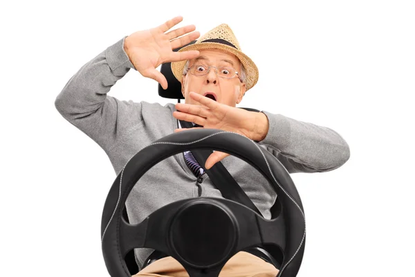 Verängstigter Senior sitzt auf Autositz — Stockfoto