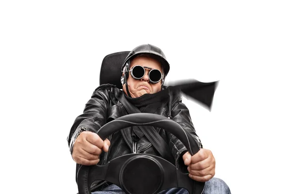 Senior homem dirigindo muito rápido — Fotografia de Stock
