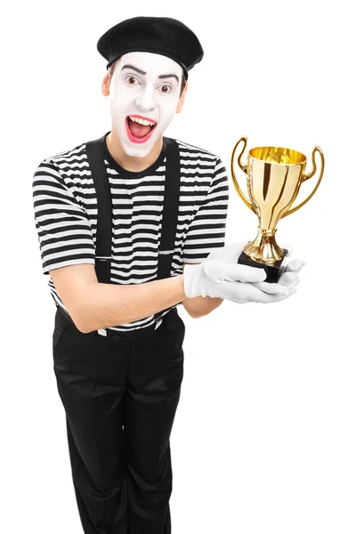 Mannelijke MIME-kunstenaar presenteren een trofee — Stockfoto