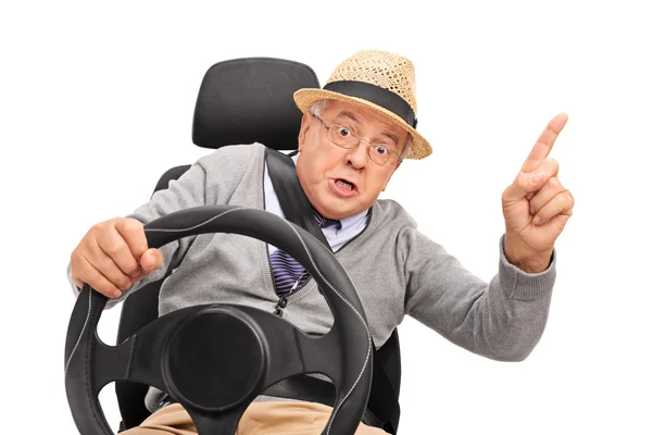 Äldre man innehar en ratt — Stockfoto