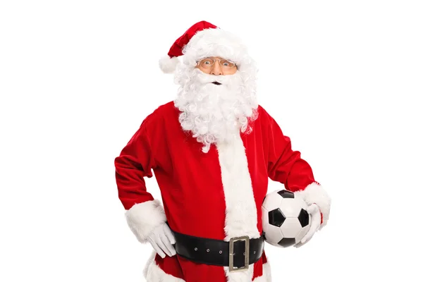 Weihnachtsmann hält einen Fußball in der Hand — Stockfoto