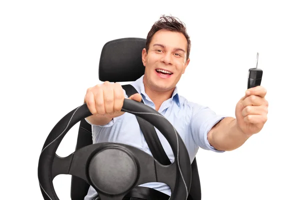 Jovem segurando uma chave do carro — Fotografia de Stock