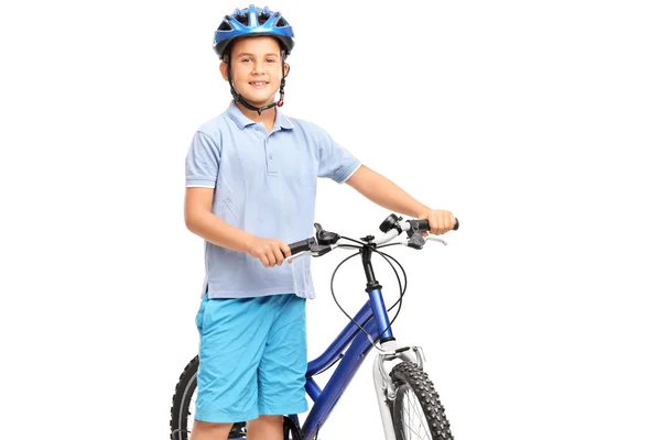 Kleiner Junge mit seinem Fahrrad — Stockfoto