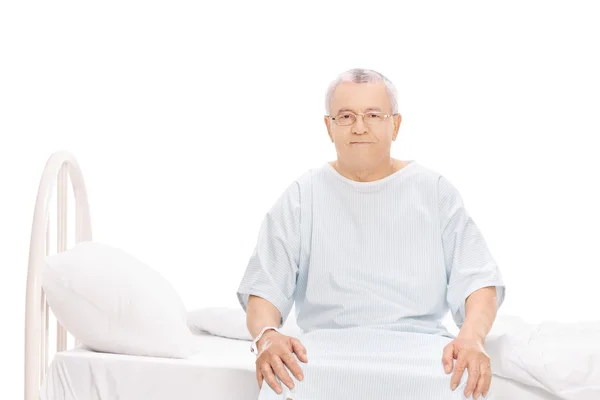Äldre patienten i ett sjukhus klänning — Stockfoto