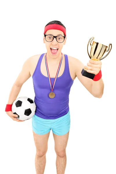 Jugador de fútbol nerd sosteniendo un trofeo — Foto de Stock
