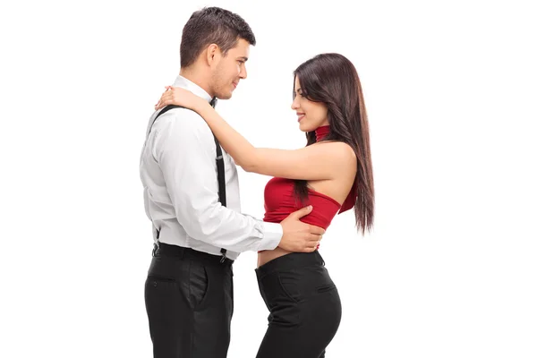 Jonge man zijn vriendin knuffelen — Stockfoto