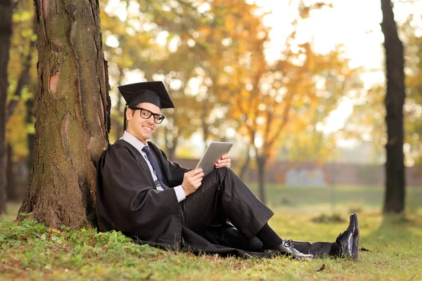 Postgraduální student drží tablet — Stock fotografie