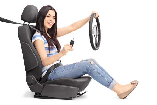 Young woman holding a car key — Stock Photo, Image