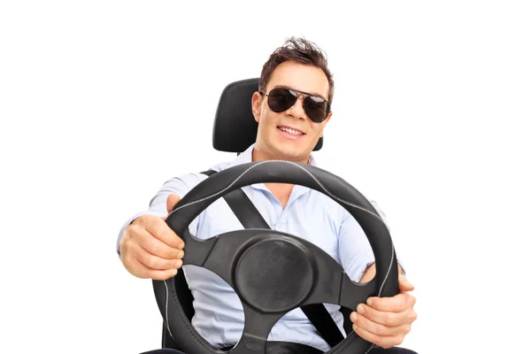 Joven fresco con gafas de sol de conducción — Foto de Stock