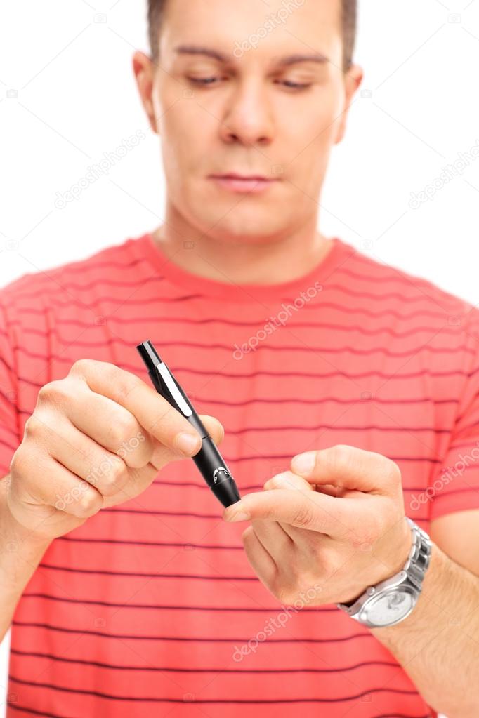 Man measureing blood sugar with glucometer