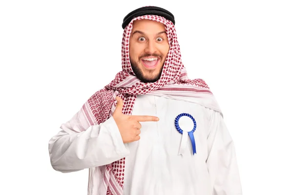 Gioioso giovane arabo con un nastro premio — Foto Stock