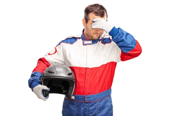 Carro deprimido piloto segurando um capacete — Fotografia de Stock