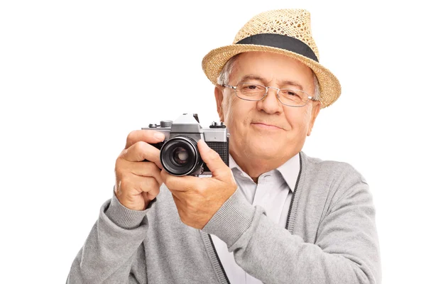 Cavalheiro idoso alegre segurando uma câmera — Fotografia de Stock