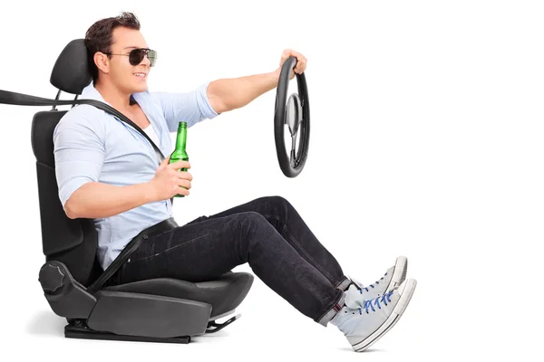 Unachtsamer junger Mann trinkt und fährt Auto — Stockfoto