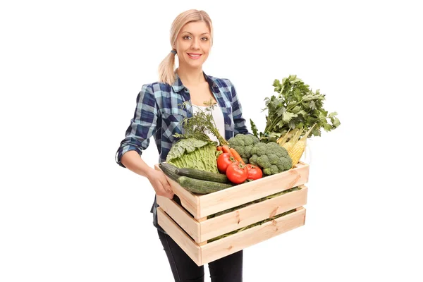 Agricoltrice che porta una cassa con verdure — Foto Stock