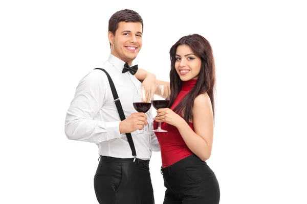 Pareja haciendo un brindis con vino tinto — Foto de Stock