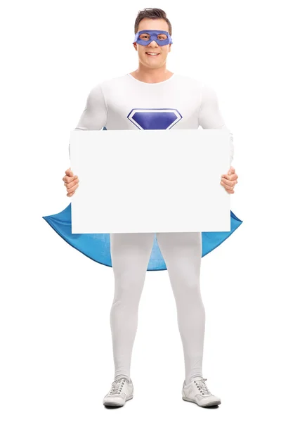 Superhéroe sosteniendo un cartel en blanco — Foto de Stock