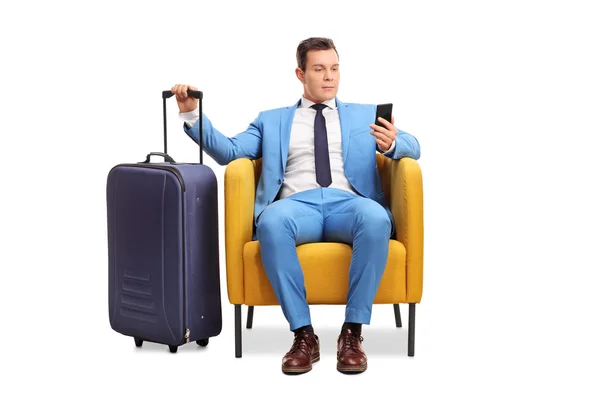 Elegante uomo con bagaglio in attesa di partenza — Foto Stock