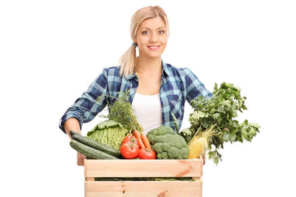 Mujer agricultora sosteniendo cajón con verduras — Foto de Stock