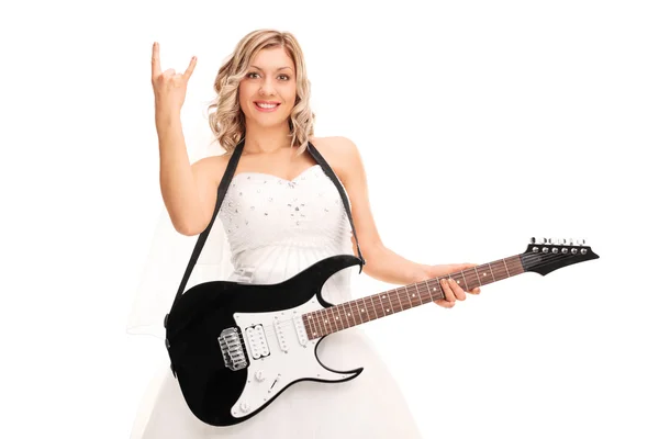 Mariée avec guitare faisant un geste rock — Photo