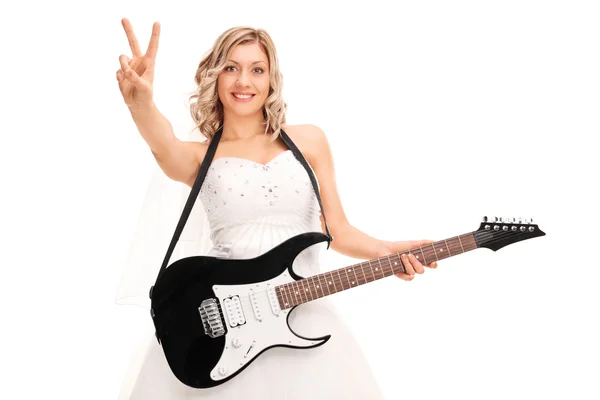 Novia con guitarra haciendo señal de paz — Foto de Stock