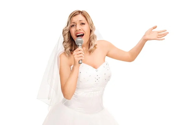 Jeune mariée chantant sur un microphone — Photo