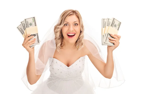 Молодая невеста держит стопки денег — стоковое фото