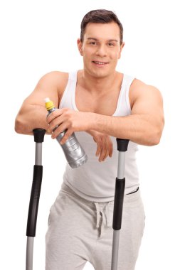 Çapraz bir eğitmen kolları eğilerek adam