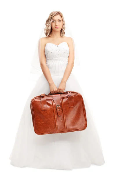 Mariée déçue tenant une valise marron — Photo