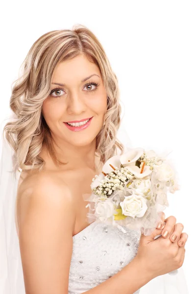 Jeune mariée tenant une fleur de mariage — Photo