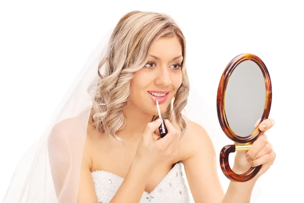 Hermosa novia aplicando maquillaje —  Fotos de Stock