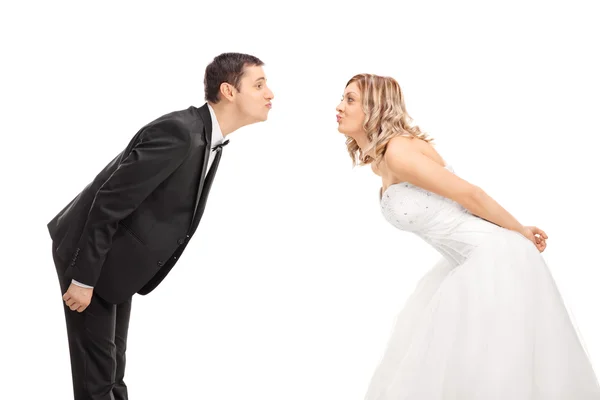 Jovem noiva e noivo indo para um beijo — Fotografia de Stock