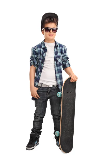 Legal pouco skater menino com óculos de sol — Fotografia de Stock